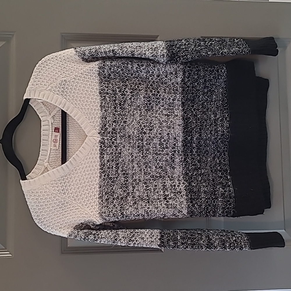 SO Women's Black and Cream V-Neck Sweater